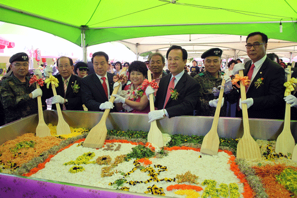 ▲ 비빔밥을 참가한 시민들에게 제공하기 위해 비비기 앞서 기념 촬영을 하고 있다.