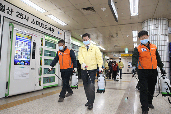 박승원 광명시장은 1월 29일 오전 8시 철산역에서 한국방역협회 광명시지부와 함께 신종 코로나바이러스 확산 방지를 위한 방역을 실시했다.