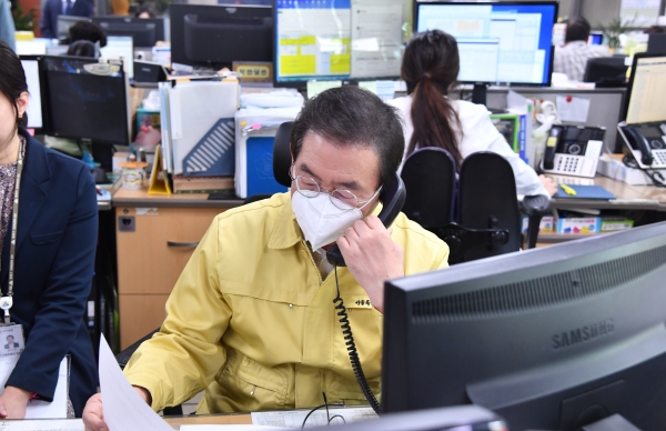 코로나바이러스 능동감시자와 통화 모니터링 하는 박원순 서울시장