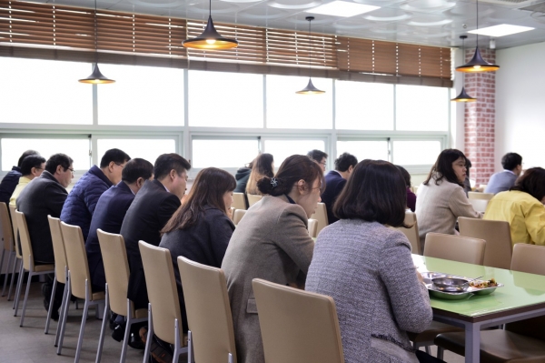 인천시교육청, 코로나19 확산 방지 위해 구내식당 일렬로 앉기 시행