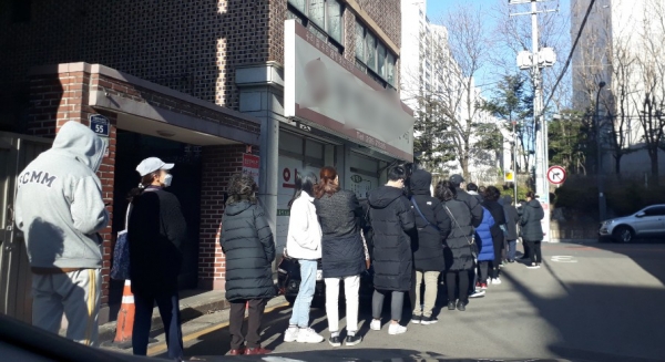 약국 앞에 마스크를 사려는 시민들이 줄을 서서 판매를 기다리고 있다.