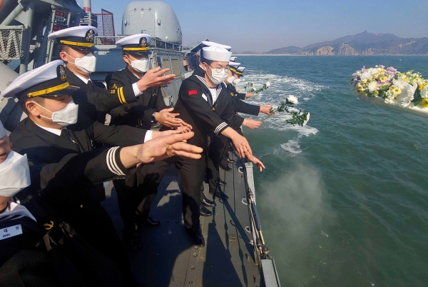“천안함 46용사의 희생과 헌신을 기억하며, 이 바다를 굳건히 사수하겠습니다”