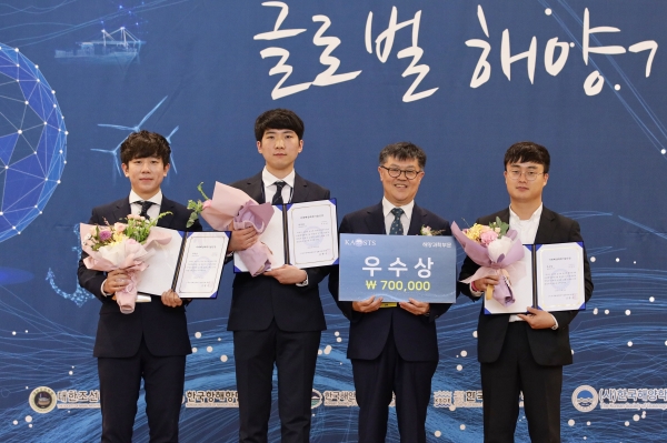 2020 한국해양과학기술협의회 공동학술대회에서 미래해양과학기술인상 우수상을 받은 이주한 학생(왼쪽에서 두 번째).
