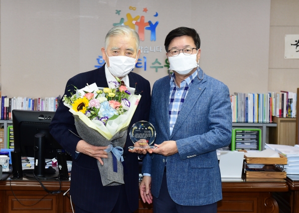 감사패 전달 후 염태영 수원시장(오른쪽)과 김이환 관장이 기념촬영을 하고 있다.