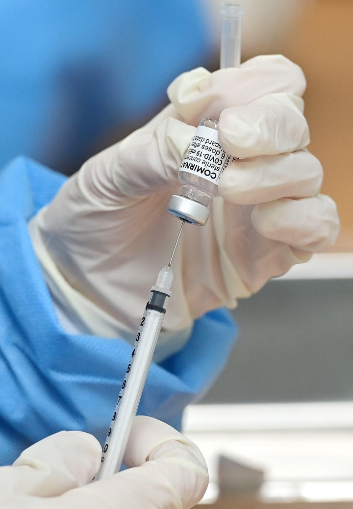 만75세 이상 코로나19 백신접종을 시작한 1일 인천아시아드 주경기장에 마련된 서구 코로나19 예방접종센터에서 의료진이 접종을 준비하고 있다.