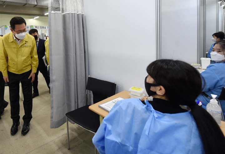 박남춘 인천광역시장이 만75세 이상 코로나19 백신접종을 시작한 1일 인천아시아드 주경기장에 마련된 서구 코로나19 예방접종센터에서 의료진을 격려하고 있다.