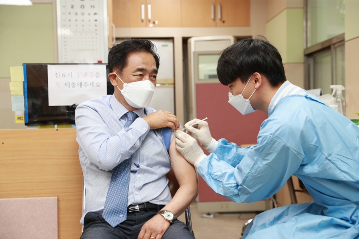 정장선 평택시장이 20일 평택보건소에서 코로나19 백신접종(아스트라제네카)을 받고 있다.
