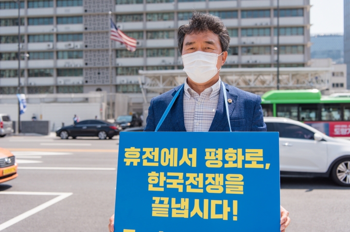 경기도의회 김장일 의원, 종전선언 촉구 1인 릴레이 시위 참가