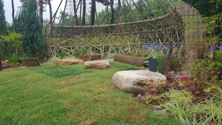 성남시 ‘모두의 정원’ 대나무로 엮은 울타리  앉음돌  통나무 의자를 설치해 어린이들의 놀이공간을 꾸몄다.