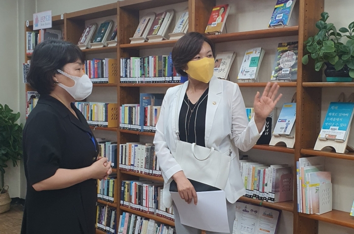 이채명 안양시의원, 안양시 치매극복 도서관 찾아 활성화 방안 논의.