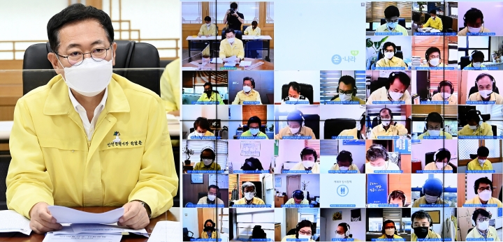 박남춘 인천광역시장이 1일 시청 접견실에서 온라인으로 열린 '9월 실국장회의'에서 실·국장들과 주요 시정현안을 논의하고 있다.