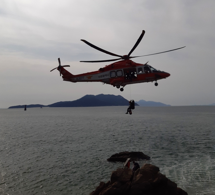 덕적도 서포리 일대 갯바위에서 발생한 응급환자 소방헬기로 구조.