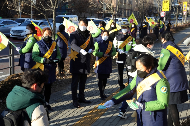 수원시의회 조석환 의장, 수원 능실초 교통안전 캠페인 참여.