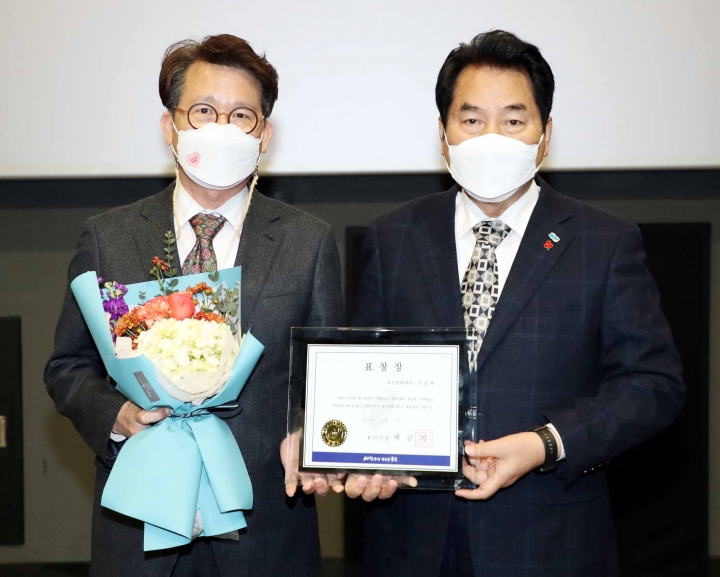 용인문화재단 임직원의 우수 자원봉사활동을 인정받아 용인수지장애인복지관 감사행사에서 용인시장상을 수상했다.