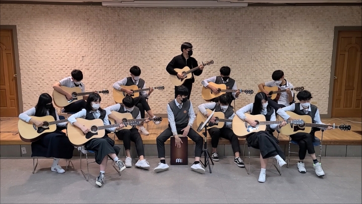 수원시의 ‘1학생 1악기 뮤직스쿨’ 지원으로 기타를 배운 삼일공고 학생들이 만든 연주 장면.