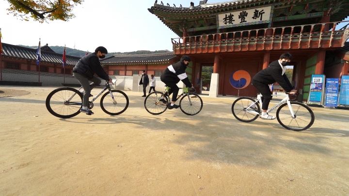 행궁동에서 자전거 문화를 확대하기 위해 모인 청년과 청소년들이 자전거를 타고 지역조사를 하고 있다.