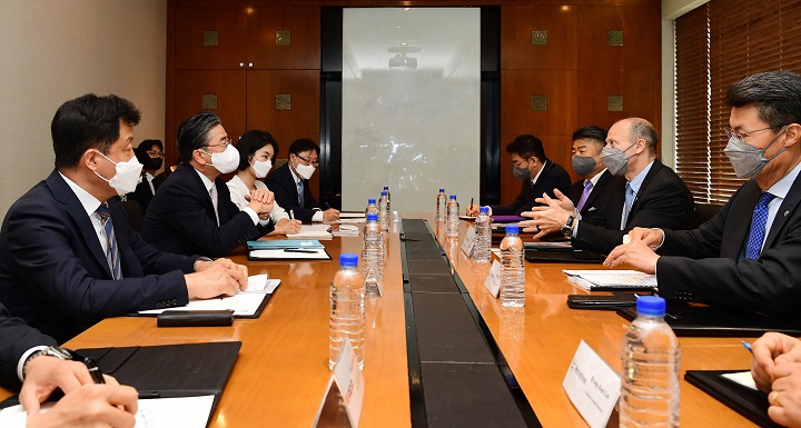 정승일 한국전력 사장(왼쪽 앞에서 두번째)이 패트릭 프래그먼 WEC 사장(오른쪽에서 두번째)과 해외원전시장 공동 진출을 위한 협력 강화 방안을 논의했다.  [사진=한전]