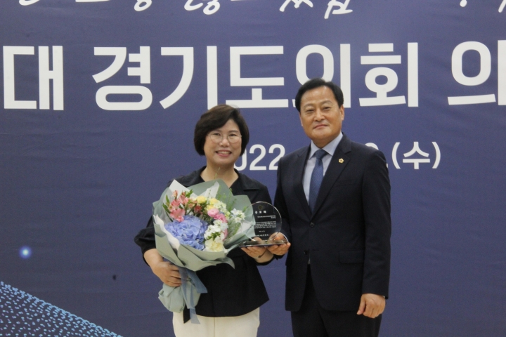 경기도의회 이애형 의원, 제10대 의원 퇴임식에서 공로패 받아.