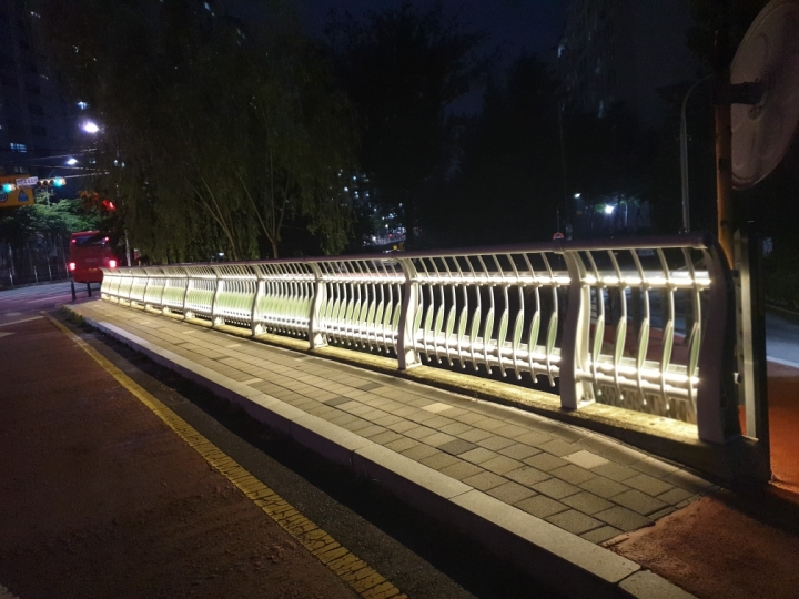 안대지천교 35m 구간에 LED 조명 설치한 모습.