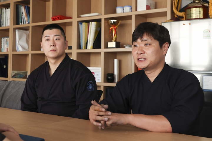 인터뷰에 응하고 있는 검도팀 선수들(좌측부터 조진용, 박병훈)