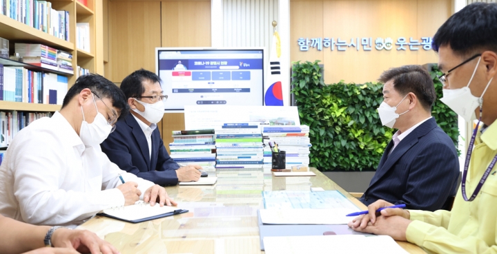 박승원 광명시장은 8일 시장실에서 그간 반복적으로 발생한 광명-서울고속도로 호우피해와 관련해 긴급 점검 회의를 열고 근본 대책을 촉구했다.