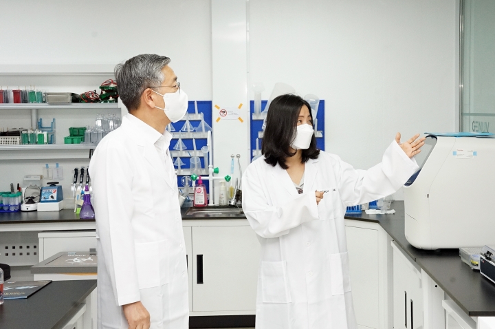 신경과학연구센터를 방문한 김종호 기술보증기금 이사장(사진왼쪽)과 한성호 (주)지뉴브 대표이사(사진오른쪽)