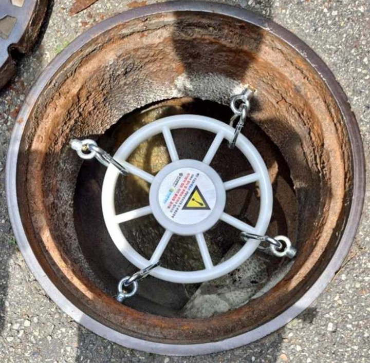 하수도 맨홀 추락방지시설 예시.