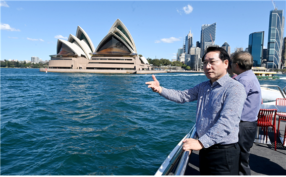 유정복 인천광역시장이 18일 호주 시드니를 방문해 항만지역 재개발 사업을 통해 국제적 해양 위락지로 변한 달링 하버(Darling Harbour) 인근 오페라하우스를 시찰하고 있다.