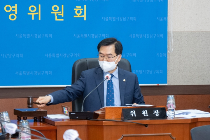 회의를 진행 중인 한윤수 위원장.