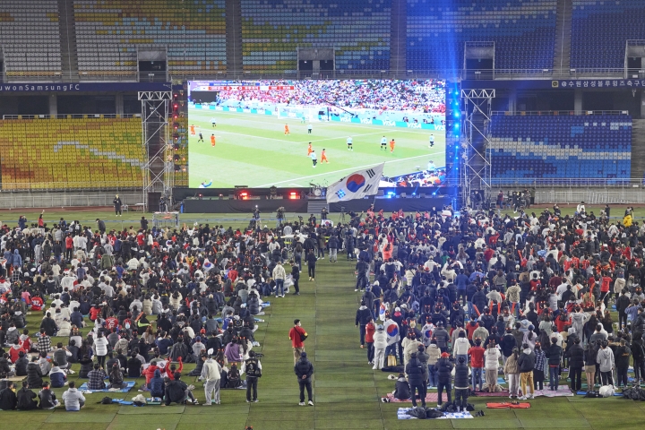 지난 24일 수원시 팔달구 수원월드컵경기장에서 도민들이 월드컵 응원을 하고 있다.