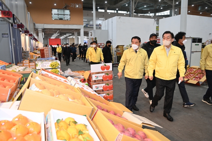 지난 13일 이재준 수원특례시장이 수원시농수산물도매시장에서 안전점검을 하고 있다.