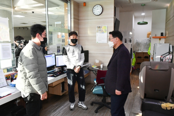 강수현 양주시장이 시청 상황실을 방문해 직원들을 격려하고 있다.