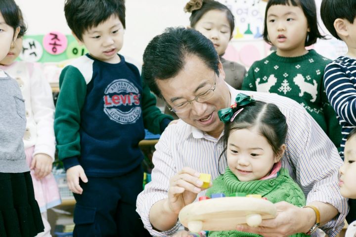 이현재 시장이 어린이집을 방문해 어린이에 간식을 먹이고 있다. [사진=하남시청]
