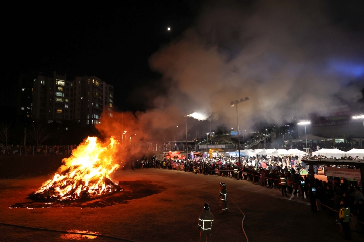 신봉동 정월대보름맞이 행사에서 시민들이 달집태우기를 관람하고 있다.