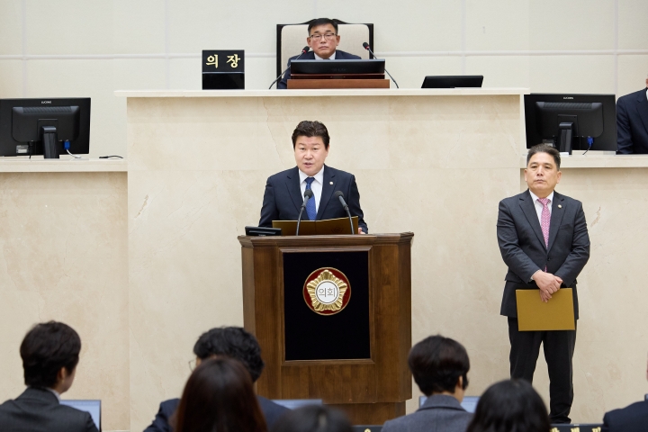 난방비 지원 대책 마련 촉구 성명서에 대한 제안설명을 하고 있는 김진석(왼쪽), 이창식(오른쪽) 의원.