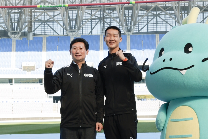 이상일 용인특례시장이 우상혁 선수와 높이뛰기 바 앞에서 기념촬영을 하고 있다.