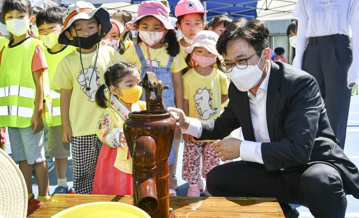 김병수 김포시장이 지난해 9월7일 ‘어린이집연합회, 전통놀이 한마당’ 행사에서 어린이들과 함께 호흡하는 모습이다.