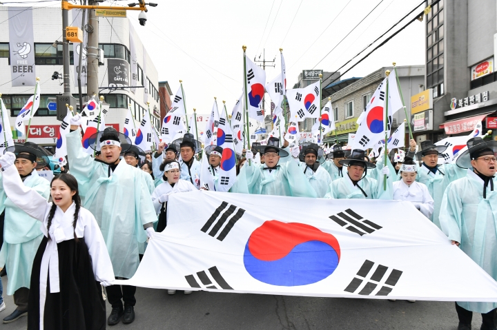 강수현 양주시장이 1일 가래비 3.1운동 기념공원에서 열린 제104주년 가래비 3.1운동 기념행사에 참석해 기념사를 하고 있다.