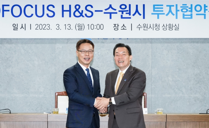 이재준 수원시장(오른쪽)과 김대중 포커스에이치엔에스 대표가 협약 체결 후 함께하고 있다.