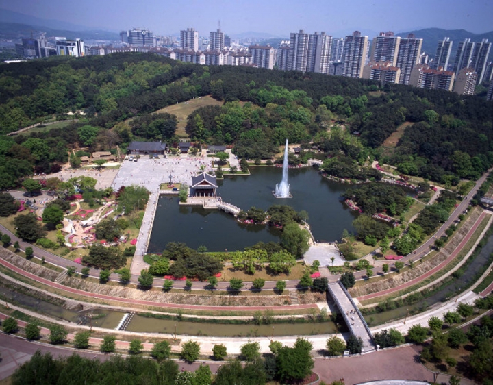 성남시 분당구 수내동 중앙공원.