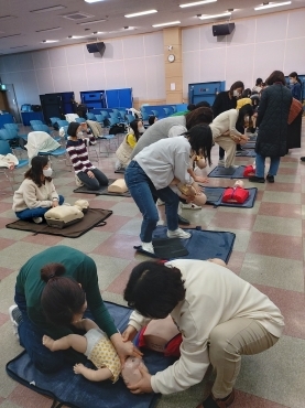 국공립어린이집 보육교직원들이 심폐소생술 교육을 받고 있다.