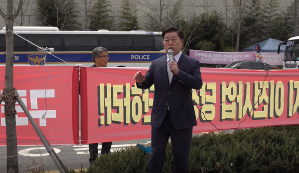 박승원 광명시장이 정부세종청사 체육관 앞에서 구로차량기지 광명이전 반대의 뜻을  전달하고 있다.