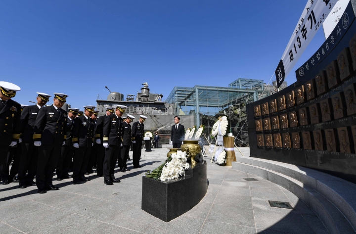 3월 26일 오전 해군 2함대사령부에서 거행된 제13주기 천안함 46용사 추모식에서 안상민 2함대사령관을 포함한 장병들이 묵념을 하고 있다.