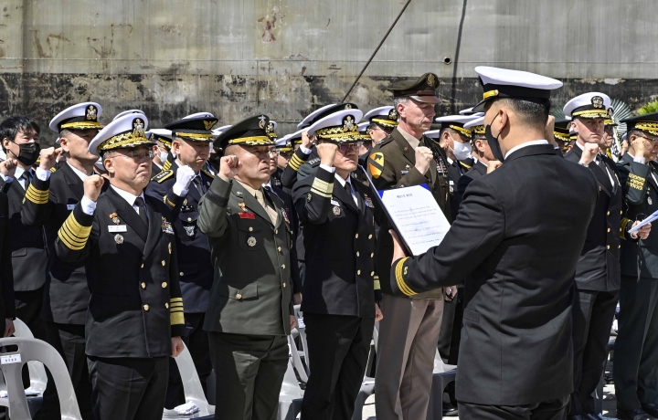 3월 26일 오전 해군 2함대사령부에서 거행된 제13주기 천안함 46용사 추모식에서 장병들이 서해 수호 결의를 다짐하고 있다.