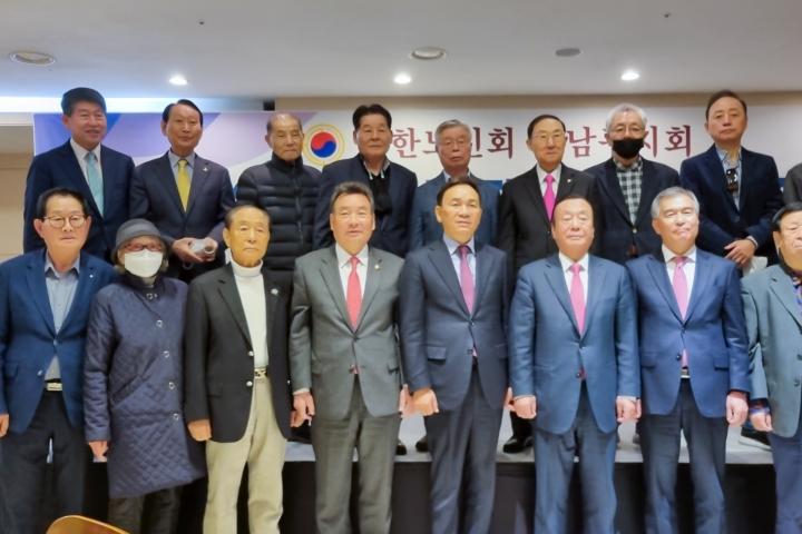 ‘2023년 경로당 지도자 리더십 교육’에 참석한 강남구의회 의원들. (첫번째 줄 좌측에서 4 번째 김형대 의장)