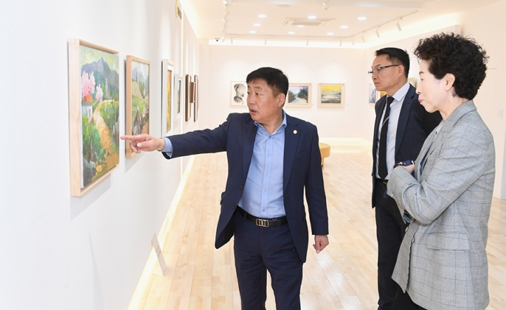 윤창철 의장이 서순오 양주미술협회지부장과 함께 갤러리에 전시된 미술작품을 둘러보고 있다.