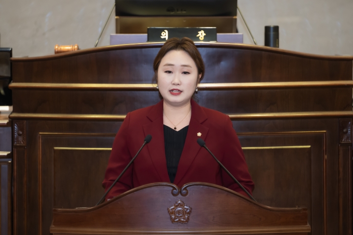 전혜연 의원이 제294회 임시회 2차 본회의에서 5분 자유발언을 하고 있다.