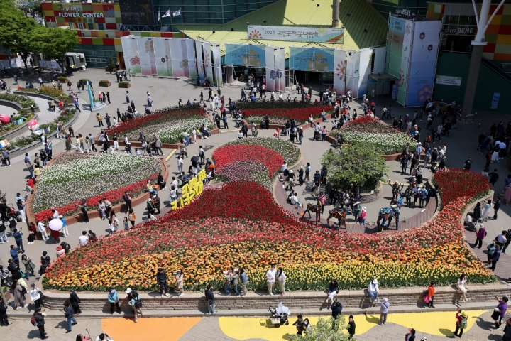 고양국제꽃박람회가 진행 중인 일산호수공원 야외정원을 방문객들이 즐기고 있다.