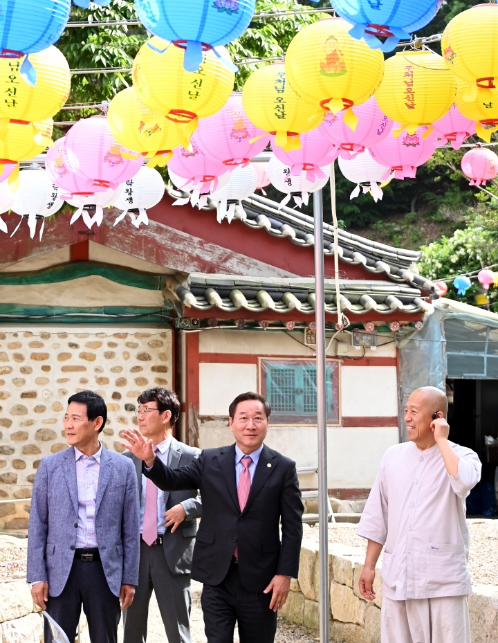 유정복 인천광역시장이 26일 부처님오신날을 앞두고 중구 용궁사를 방문하고 있다.