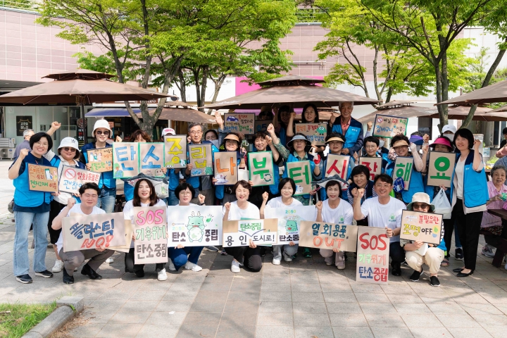 의원연구단체 탄소중립연구소 회원들과 박병민 의원이 시민들과 함께 기념 촬영을 하고 있다.